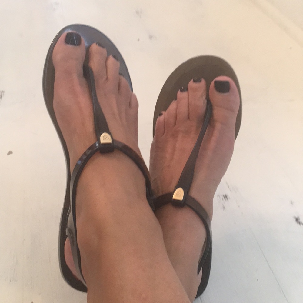 CHLOE T STRAP JELLIES SANDALS